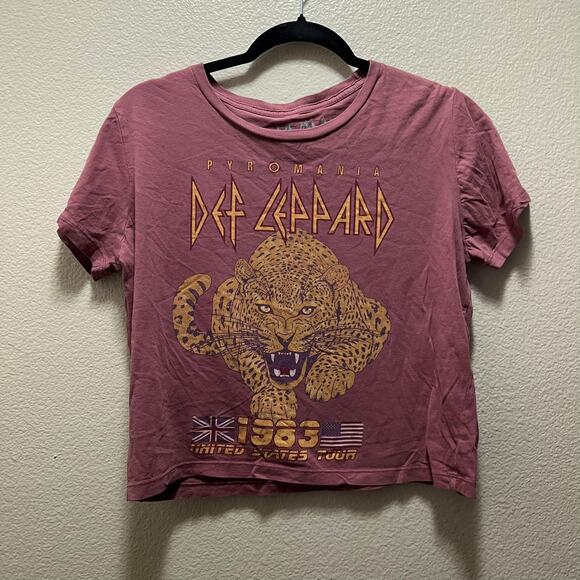 Def Leopard by Goodie Two Sleeves Red Cropped Graphic Tee T-Shirt Size Large - Picture 2 of 5